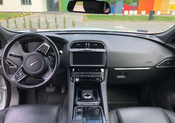 Jaguar F-Pace cena 130000 przebieg: 153400, rok produkcji 2018 z Osiek małe 46